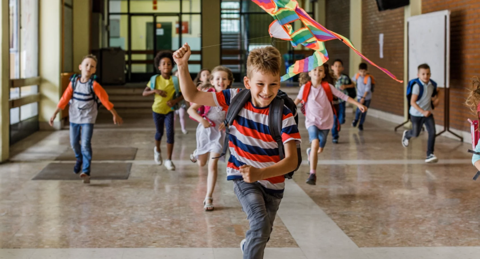 bg-hero-kids-in-the-hall